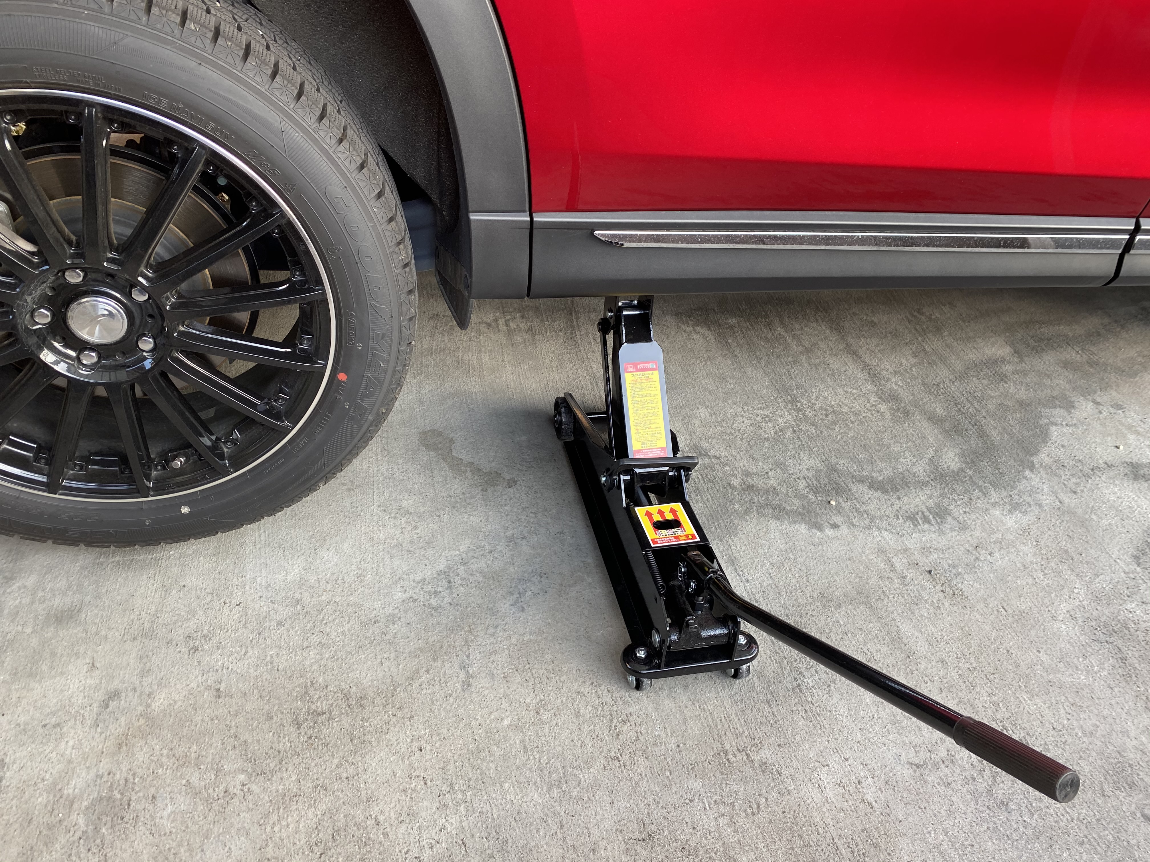 タイヤ交換作業を楽にする おすすめ油圧式フロアジャッキとトルクレンチを紹介